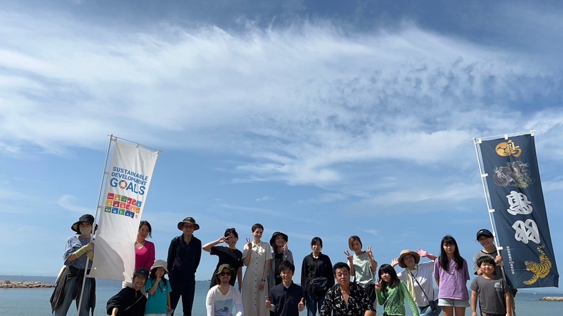 Strandtisztítás a helyiekkel