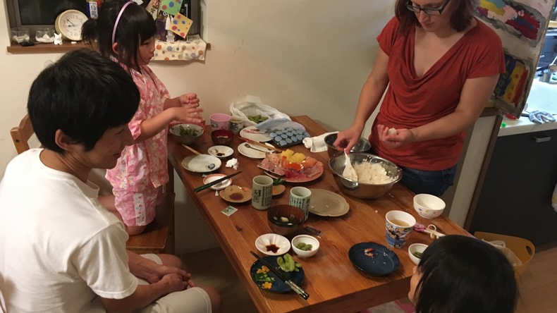 Sushi készítés a vendéglátó családdal