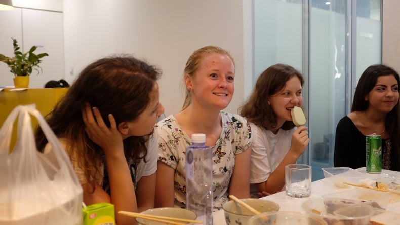 Alunos comendo