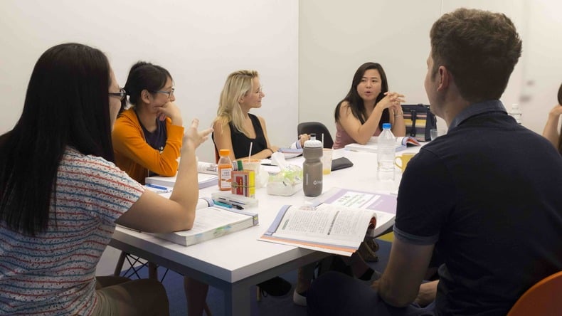 Estudantes em sala de aula