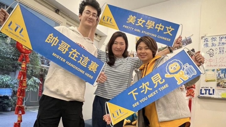 Estudante Ezra com a equipe do LTL