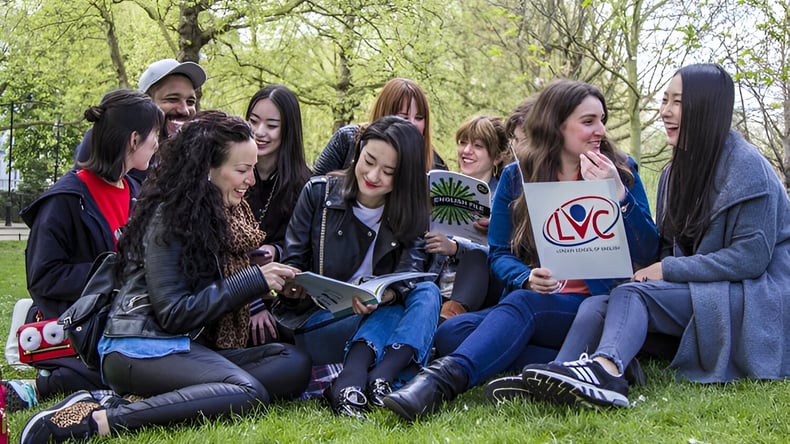 Studenti in giro dopo le lezioni