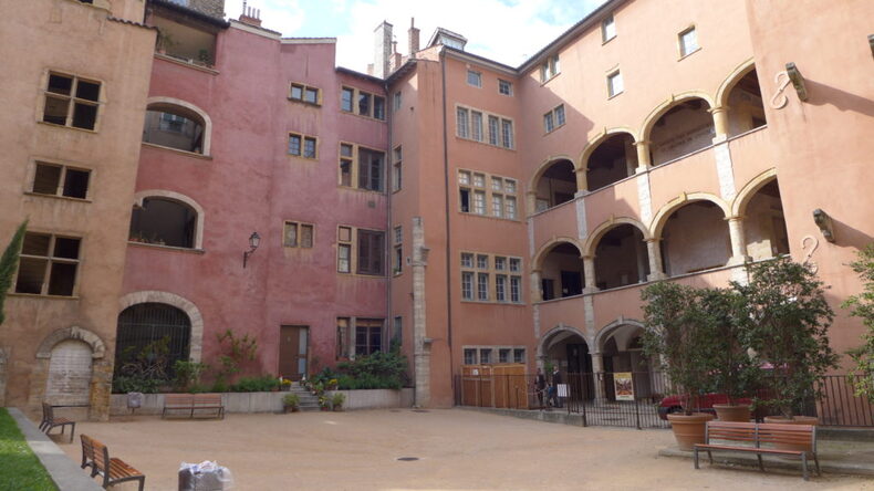 里昂校区场地