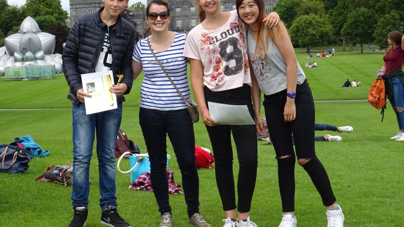 Alunos da Mackdonald Language Academy