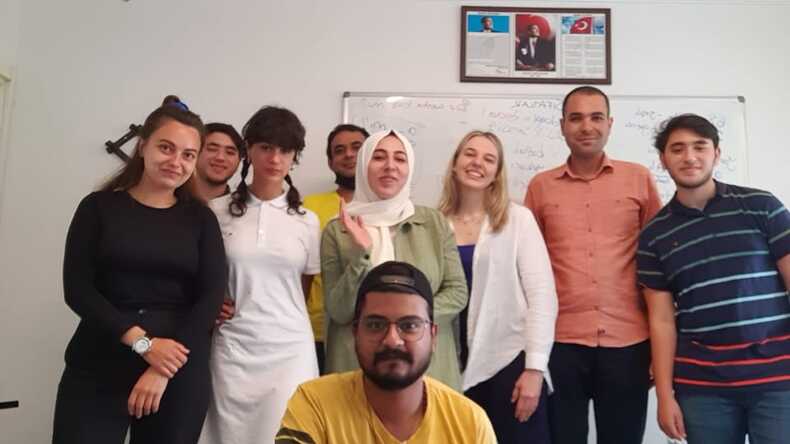 طلاب Magic Talk Academy