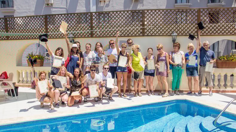 Gli studenti si godono l'area della piscina