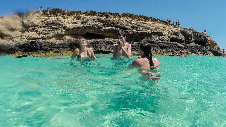 Nuotare nell'oceano