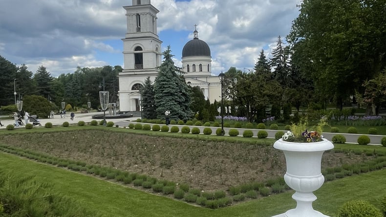 在基希讷乌市中心漫步