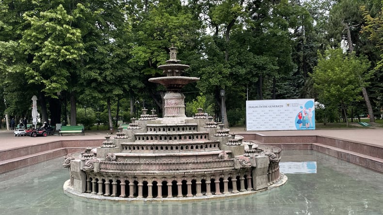 在基希讷乌市中心漫步