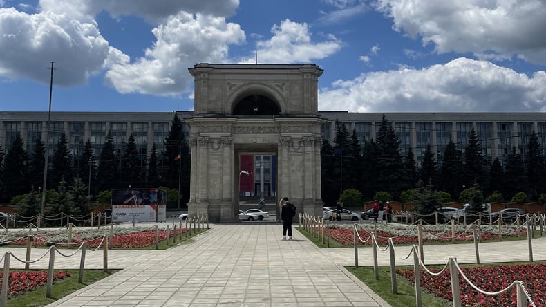 在基希讷乌市中心漫步