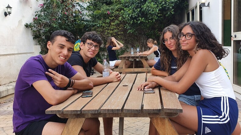 الطلاب أثناء تكوين الصداقات