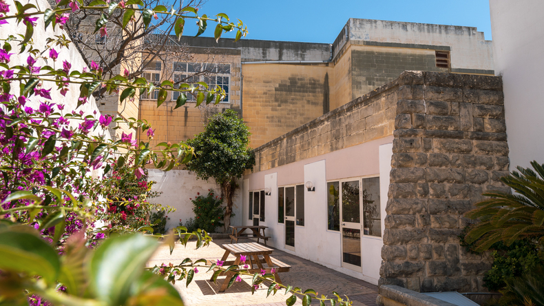 خارج مدرسة NSTS 