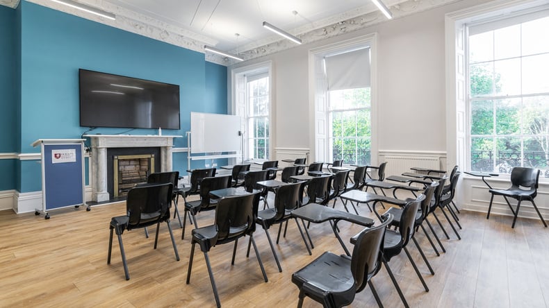 Uma sala de aula arejada e bem iluminada na OHC Dublin