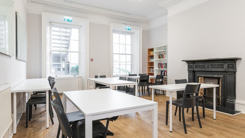 Biblioteca e área de estudo na OHC Dublin
