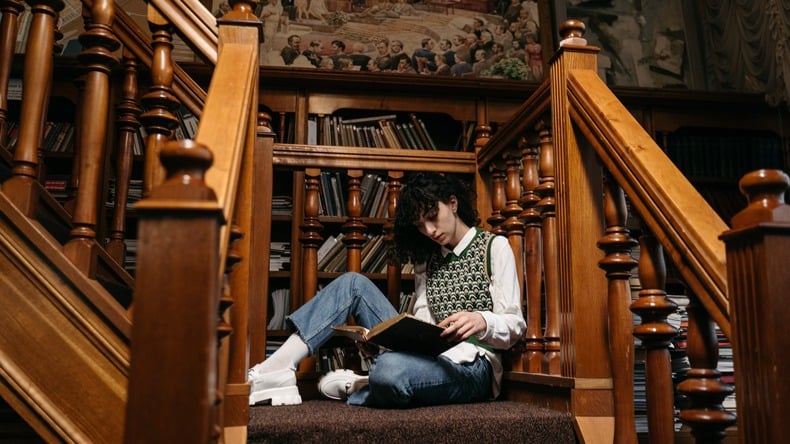 طالب في المكتبة