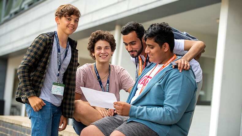 طلاب Oxford International Education