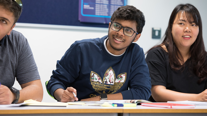 يتعلم الطلاب في Oxford International Education