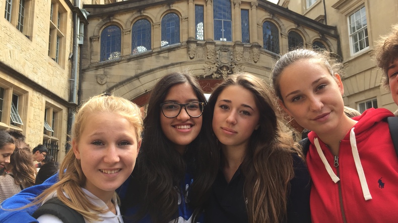 الطلاب سعداء