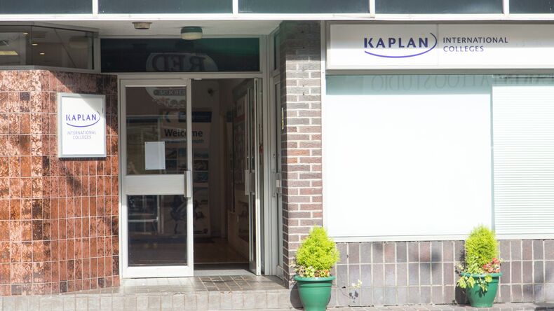 伯恩茅斯的Kaplan学校入口处