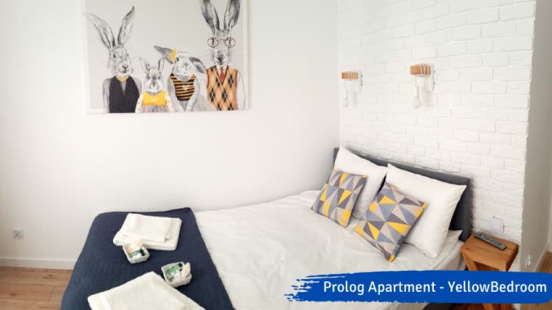 Camera da letto gialla appartamento Prolog