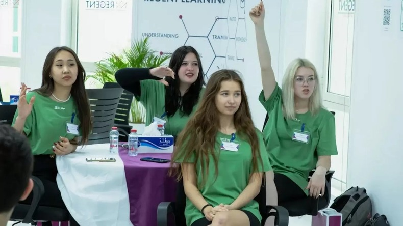 Studenten bij Regent Dubai
