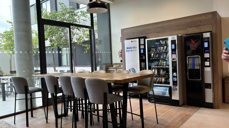 منطقة مشتركة بالطابق الأرضي مع آلة بيع