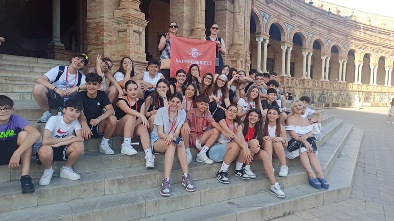 الطلاب في رحلة استكشافية