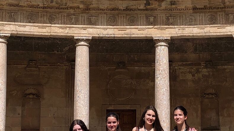 الطلاب سعداء بالخروج في رحلة