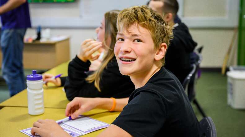 طالب سعيد في الفصل