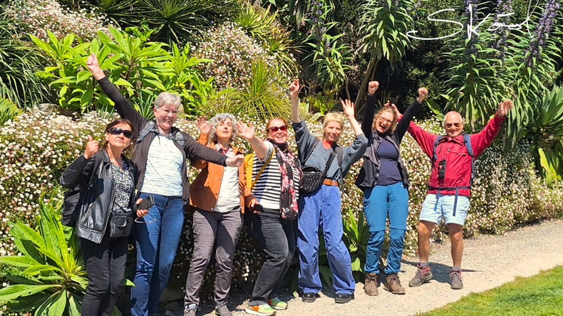 Csoportkép a kertben