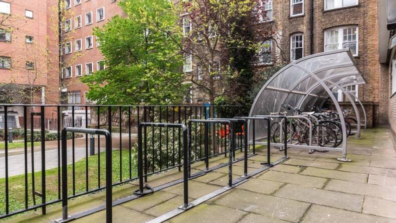 Suportes para bicicletas na entrada do alojamento
