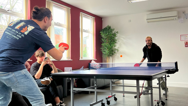 Studenter spiller bordtennis i studentloungen