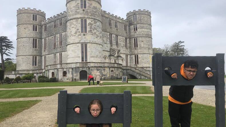 Studenter utenfor slottet, ekskursjon til Lulworth Castle