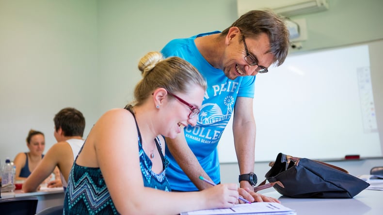 Leerkracht en deelnemer in de klas