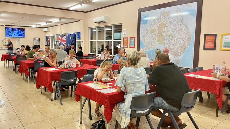 Eten met de plaatselijke bevolking