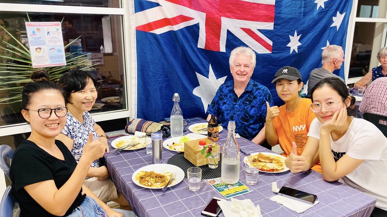 Diner met de lokale bevolking in de cafetaria