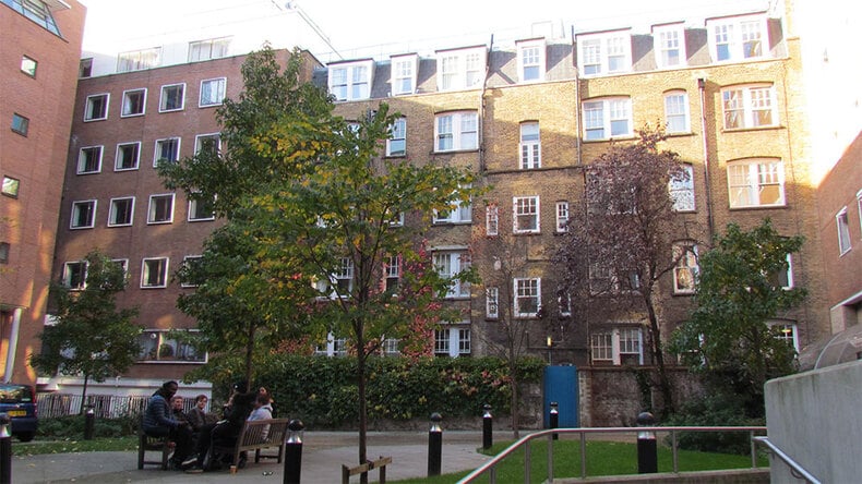   مقر الإقامة