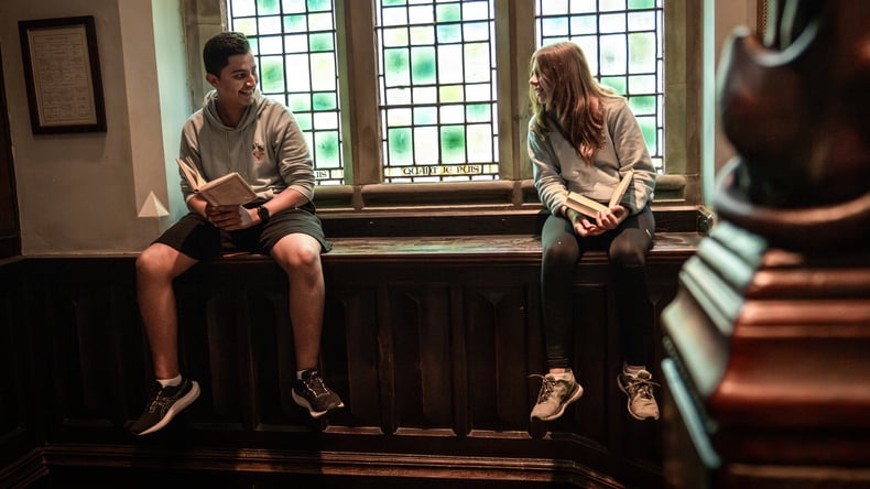 أصدقاء يدردشون