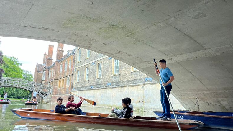 التجديف على طول القنوات