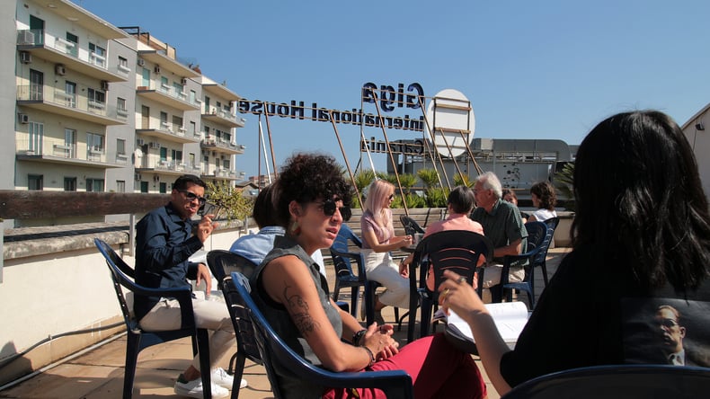 Koffiepauze op het schoolterras