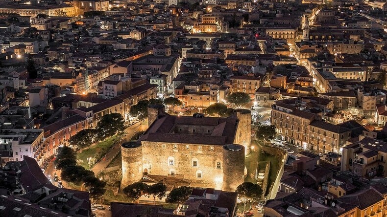 CATANIA Castello Ursino - Het kasteel en een uitzicht over de stad met de Etna op de achtergrond