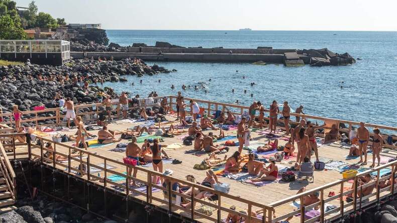 CATANIA - rotsstrand bij Acicastello