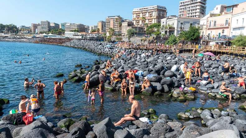 CATANIA - rotsstrand bij Acicastello