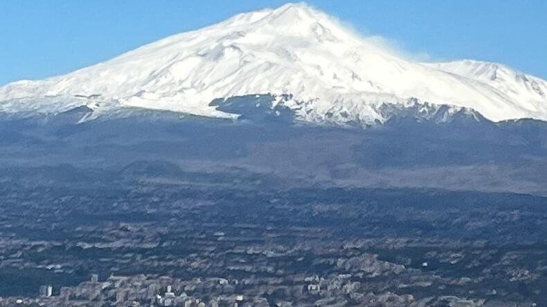 CATANIA in de winter met de besneeuwde Etna op de achtergrond