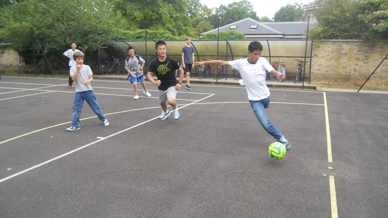 Estudantes a jogar futebol
