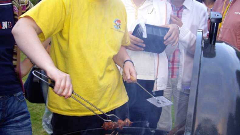 Estudantes desfrutam de um churrasco