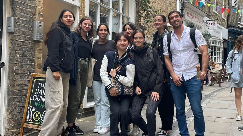 The English Studio: Sosialt og kulturelt program