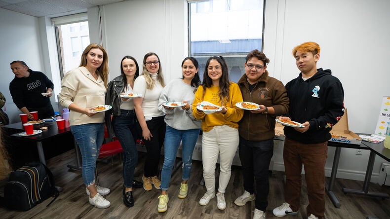 Pizzaparty med våra studenter