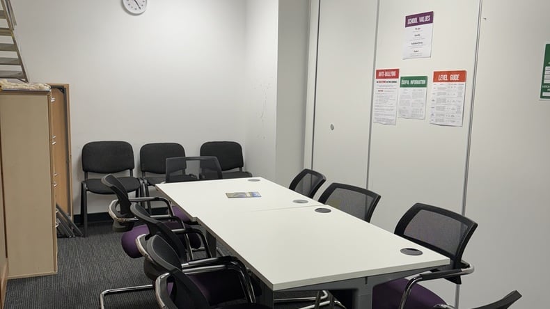 Маленькая классная комната в школе Twin School London