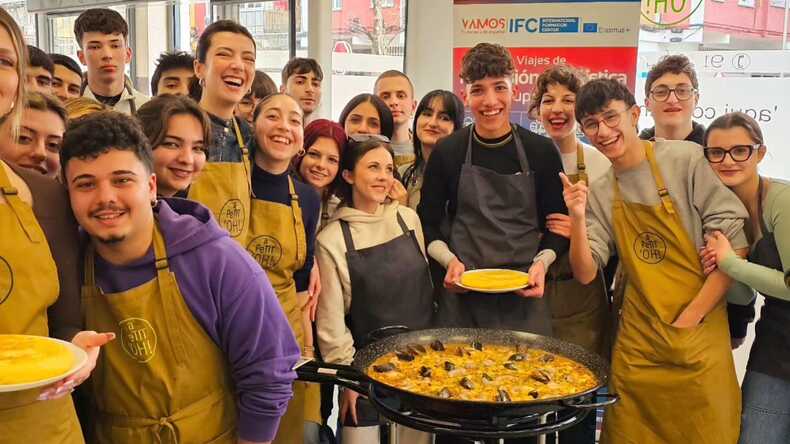 Vamos students enjoying a meal together
